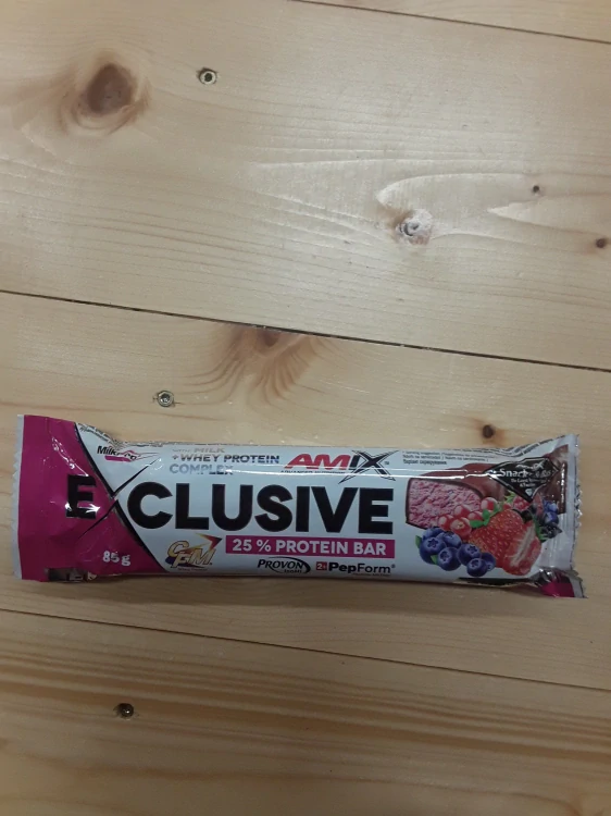 Proteinová tyčinka s min. 25% bílkovin, lesní směs