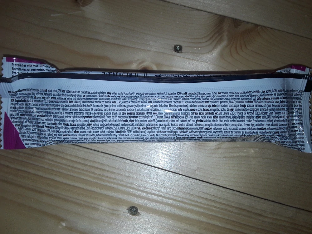 Proteinová tyčinka s min. 25% bílkovin, lesní směs