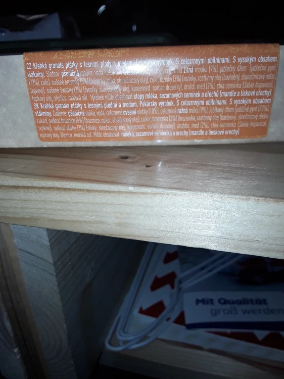 Křehké granola plátky s lesními plody a medem