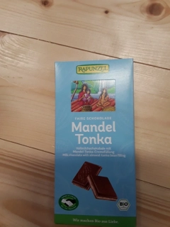 Bio mléčná čokoláda s náplní mandle-tonka 48%