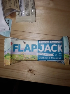 Britský flapjack z ovesných vloček z kešu ořechy a kokosem