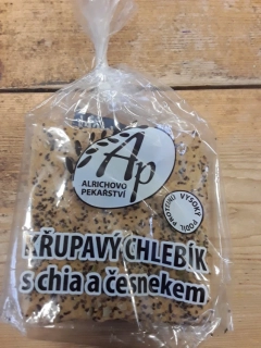 Křupavý chlebík s chia a česnekem